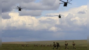 British soldiers and U.S. military helicopters take part in the "Wind Spring 15" military exercises at Smardan shooting range April 21, 2015. Romanian Defense Minister Mircea Dusa said the exercises, in which some 2,200 Romanian, U.S., British and Moldovan troops are participating, are part of a plan approved at NATO's 2014 summit to reinforce the eastern flank of NATO and the EU, which borders Ukraine.   REUTERS/Radu Sigheti   - RTX19OE1
