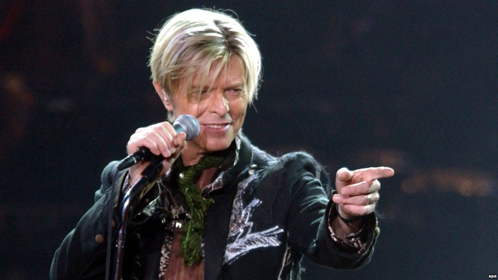 epaselect epa05096696 (FILE) A file photograph showing British rock legend David Bowie perfoming on stage during his concert in Hamburg, Germany, 16 October 2003. According to reports quoting David Bowie's son and his official Facebook page, Bowie, 69, has died on 10 January 2016 after a battle with cancer. 'David Bowie died peacefully surrounded by his family after a courageous 18 month battle with cancer. While many of you will share in this loss, we ask that you respect the family's privacy during their time of grief,' read a statement posted on the artist's official social media accounts.  EPA/MAURIZIO GAMBARINI