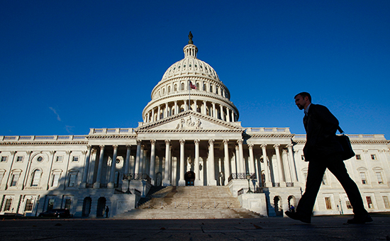 A pedestrian walks past the Capitol building at sunrise on Capitol Hill in Washington, November 17, 2010.   REUTERS/Jim Young   (UNITED STATES - Tags: POLITICS IMAGES OF THE DAY) - RTXUQZF