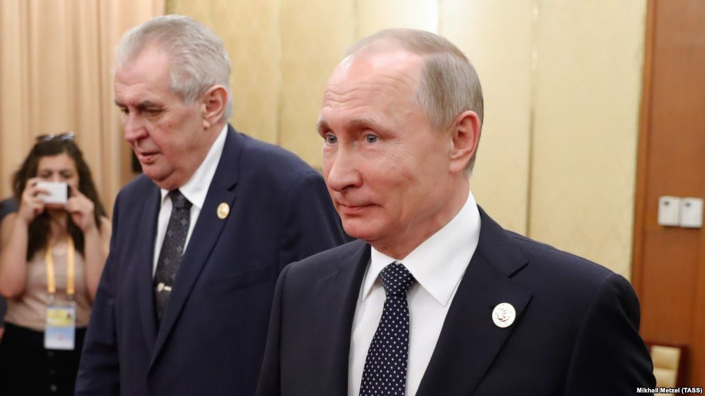 BEIJING, CHINA - MAY 14, 2017: Czech Republic's President Milos Zeman (L) and Russia’s President Vladimir Putin seen during a meeting at the Diaoyutai State Guesthouse. Mikhail Metzel/TASS Êèòàé. Ïåêèí. 14 ìàÿ 2017. Ïðåçèäåíò ×åøñêîé Ðåñïóáëèêè Ìèëîø Çåìàí è ïðåçèäåíò Ðîññèè Âëàäèìèð Ïóòèí (ñëåâà íàïðàâî) âî âðåìÿ âñòðå÷è â ãîñóäàðñòâåííîé ðåçèäåíöèè "Äÿîþéòàé". Ìèõàèë Ìåòöåëü/ÒÀÑÑ