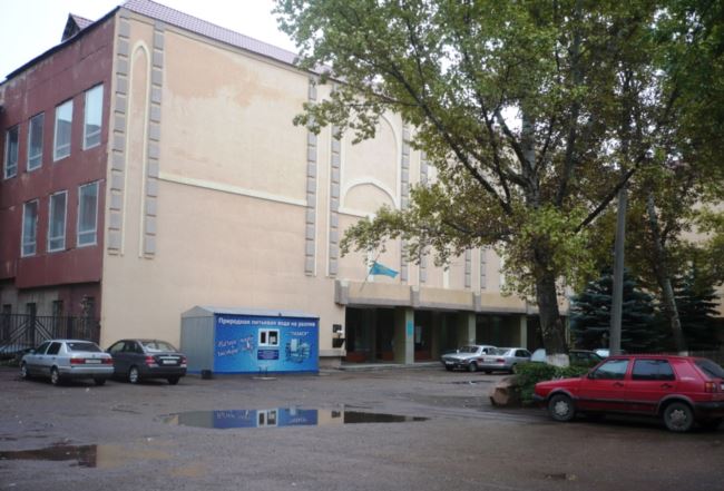 Корпус завода «Омега», в стенах которого проходили собрания в поддержку празднования 400-летнего юбилея уральского казачества. Уральск, сентябрь 2011 года.
