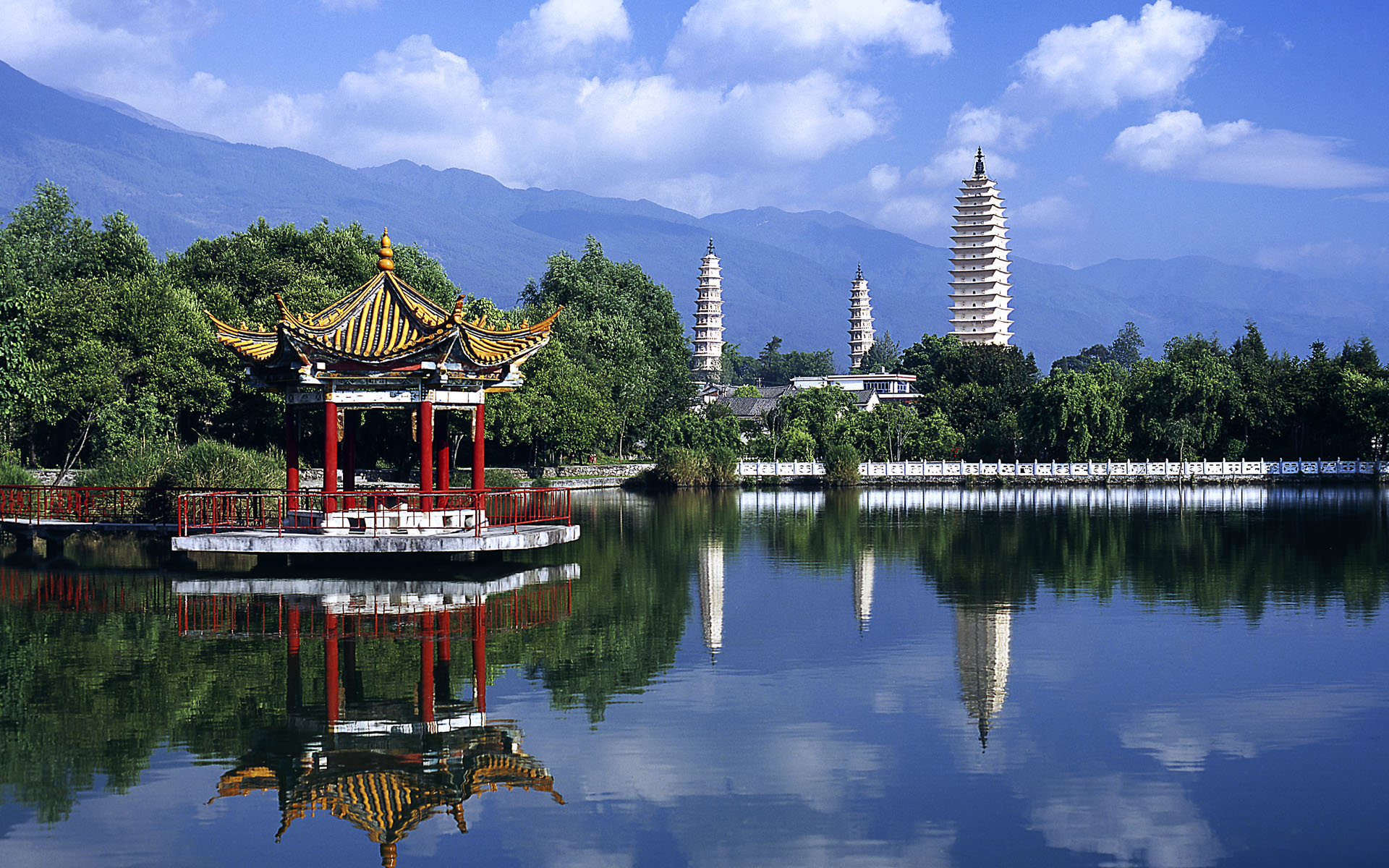 三和塔，中国云南 (Three Pagodas in Yunnan, China)