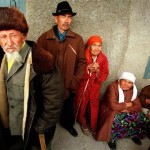 Пожилые казахи ждут пенсий у входа в местное отделение Халык-банка в Акши под Алма-Атой